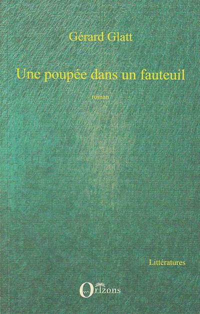 Une poupée dans un fauteuil