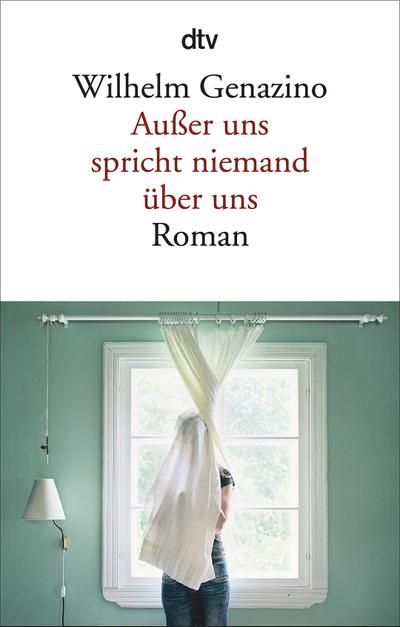 Außer uns spricht niemand über uns: Roman (dtv Literatur)