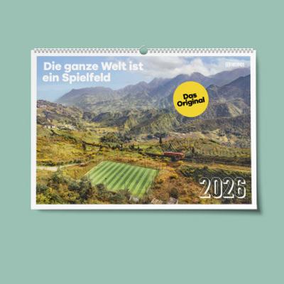 11FREUNDE - Die ganze Welt ist ein Spielfeld - Wandkalender - Fußballkalender mit 12+1 Fotodrucken - Format 60 x 42 cm