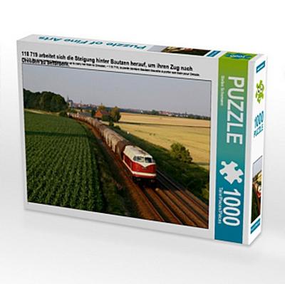 118 719 arbeitet sich die Steigung hinter Bautzen herauf, um ihren Zug nach Dresden zu befördern. (Puzzle)