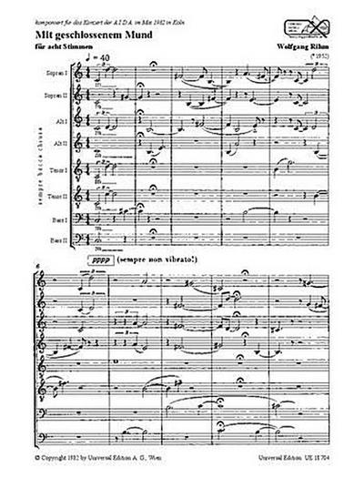 Mit geschlossenem Mund