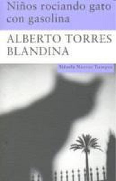 Niños rociando gato con gasolina