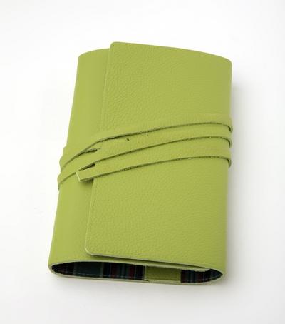 LITERAturtasche M apfelgrün | Buchhülle aus Leder: Variable Buchhülle aus echtem Rindsleder für Bücher bis 22,5 cm Höhe.