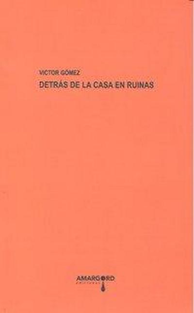 Detrás de la casa en ruinas