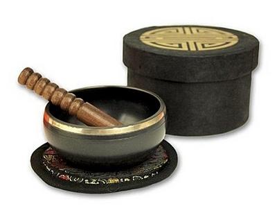 Kleine schwarze Klangschalen in schwarzer, runder Box mit Longevity-Aufdruck