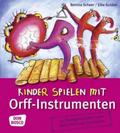 Kinder spielen mit Orff-Instrumenten