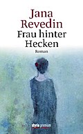 Frau hinter Hecken