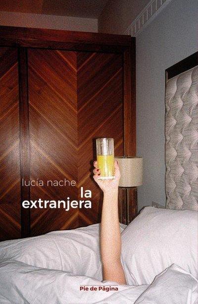 La extranjera