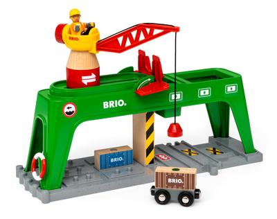 BRIO World 33996 Bahn Verlade Terminal - Mit beweglichem Kran zum Umladen von Gütern auf die Schiene, Straße und das Schiff - Empfohlen für Kinder ab 3 Jahren