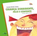 Criança sorridente, feliz e contente