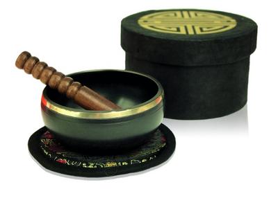 Kleine schwarze Klangschalen in schwarzer, runder Box mit Longevity-Aufdruck: Angenehm hell klingende Klangschale in origineller Geschenkverpackung