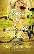 Femeia alba pe bicicleta verde