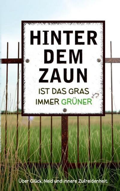 Hinter dem Zaun ist das Gras immer grüner