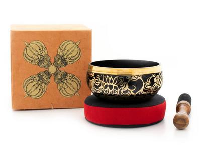 Geschenkset mit grösserer Klangschale in brauner Box mit Aufdruck: Größere Klangschale (650 g) mit tieferem Klang mit Ornamenten in Box