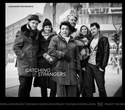 Alexander von Reiswitz: Catching Strangers. The Family Constellation Project - Inszenierte Porträts & Geschichten über Familie, Identität und Zufall