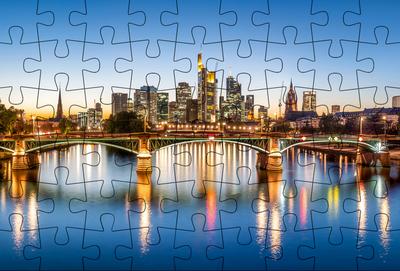 Puzzle-Postkarte Frankfurt am Main (Kultur erleben im GMEINER-Verlag): Motiv: Syline mit Main und Brücke im Vordergrund