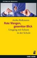 Rote Wangen, gesenkter Blick