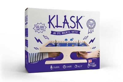 KLASK - Preisgekröntes Geschicklichkeitsspiel für 2 Spieler - Brettspiel für Familie, Erwachsene und Kinder - Magnetspiel aus Holz ab 8 Jahren - Familienspiel in Spiel des Jahres Empfehlungsliste
