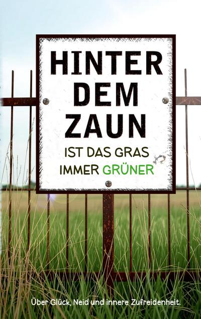 Hinter dem Zaun ist das Gras immer grüner