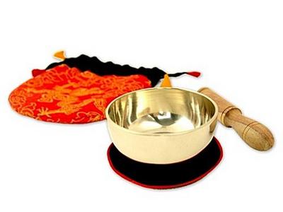 Kleine Klangschale mit hellem Klang in rotem Beutel