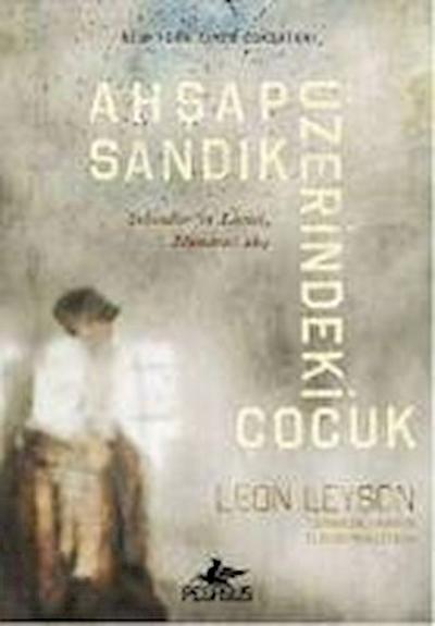 Ahsap Sandik Üzerindeki Cocuk